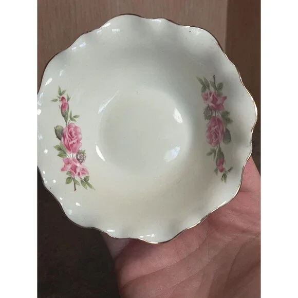 Vintage small porcelain pedestal Candy Dish - Picture 8 of 9